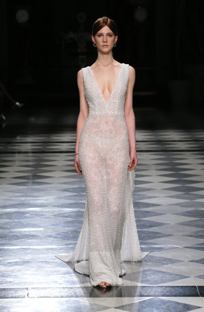 If you prefer to wear the pearls on your dress rather than on your jewellery, here you have the best options:
Discover the options here:
yolancris.com/the-7-best-wed…

#pearldresses #specialdresses #yolancris