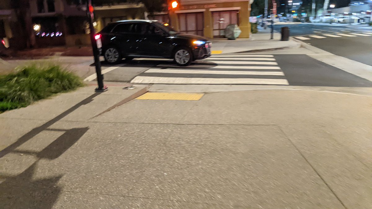 SJVelling's tweet photo. @PasadenaGov @PasadenaPD I'm once again asking you to enforce speed limits, pedestrian walk zones/crosswalks, and bike lanes at Oak Knoll x Union &amp; Walnut intersections. 

This is appalling driving and will get someone killed. #BikeSafety #PedestrianSafety #Walkable #VisionZeroLA https://t.co/d49iVLH4Vg