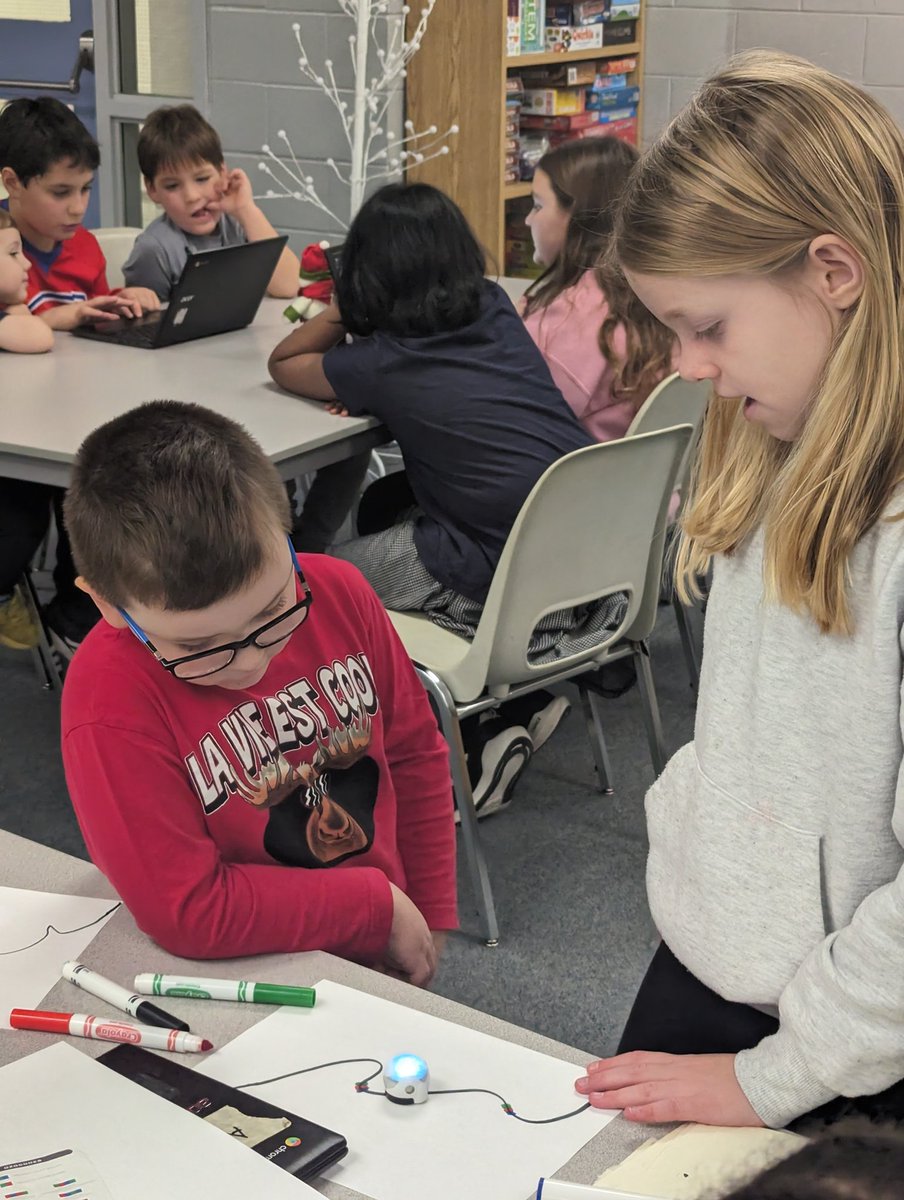 AmyNesbitt1's tweet image. Coding Carousel day for #ocsbCoding week #ocsbDL #ocsbLT . Unplugged coding, dance, Lego, ozobots so much learning fun.