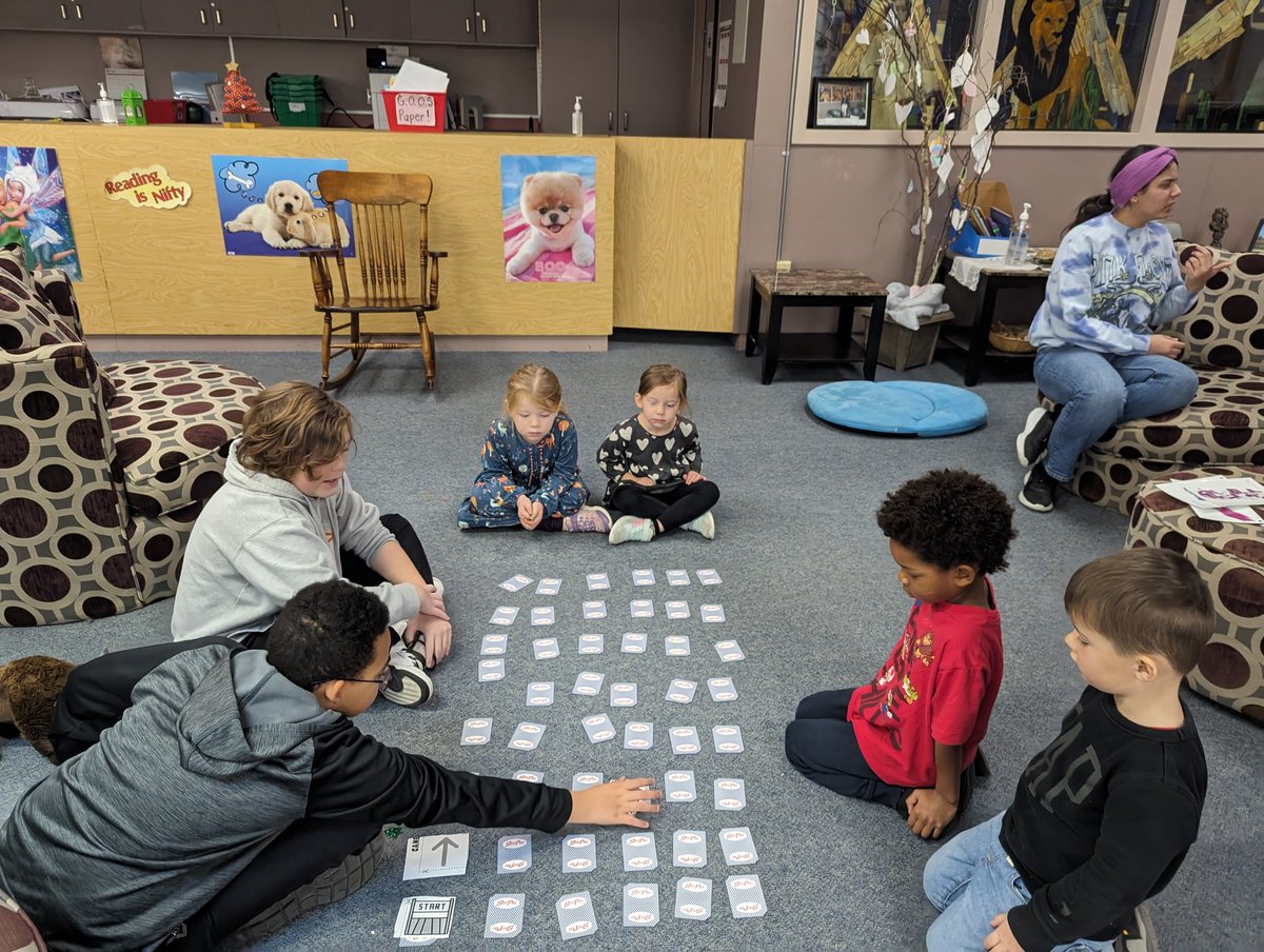 AmyNesbitt1's tweet image. Coding Carousel day for #ocsbCoding week #ocsbDL #ocsbLT . Unplugged coding, dance, Lego, ozobots so much learning fun.