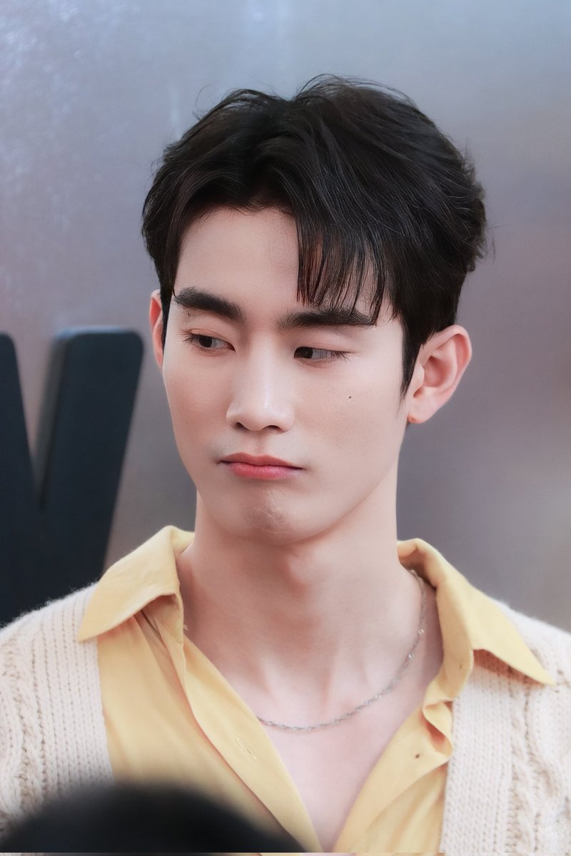 BABEFOXJS's tweet photo. น้อนแอร์ฟ้อดไม่ถูกใจสิ่งนี้!! #BAGAxSMILEYxFORCEBOOK @fforcejs #fforce_ #BABEFOXJSshot https://t.co/VcHmJEL57o