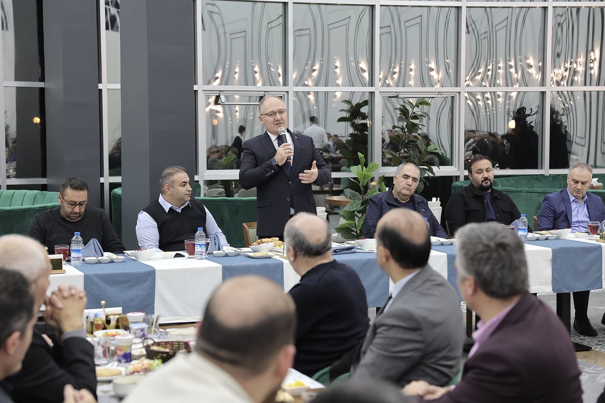 sivasbeltr's tweet photo. Başkanımız Hilmi Bilgin, Belediyemiz bünyesinde görev yapan mimar ve mühendis personelimiz ile bir araya geldi.

Bilgin, “Hemşehrimizin kaliteli hizmet alması adına büyük bir özveriyle çalışan siz kıymetli mimar ve mühendislerimize teşekkür ediyorum. Görevlerinizde kolaylık ve başarılar diliyorum" dedi.