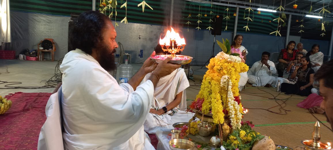 JGDSwamiji's tweet photo. #VrischikaMasa #RudraPuja samoohik today evening at @ArtofLiving #TOK #prayar #Alappuzha
@Vaidicpujas @vdskerala https://t.co/H7oZWZ8m0S