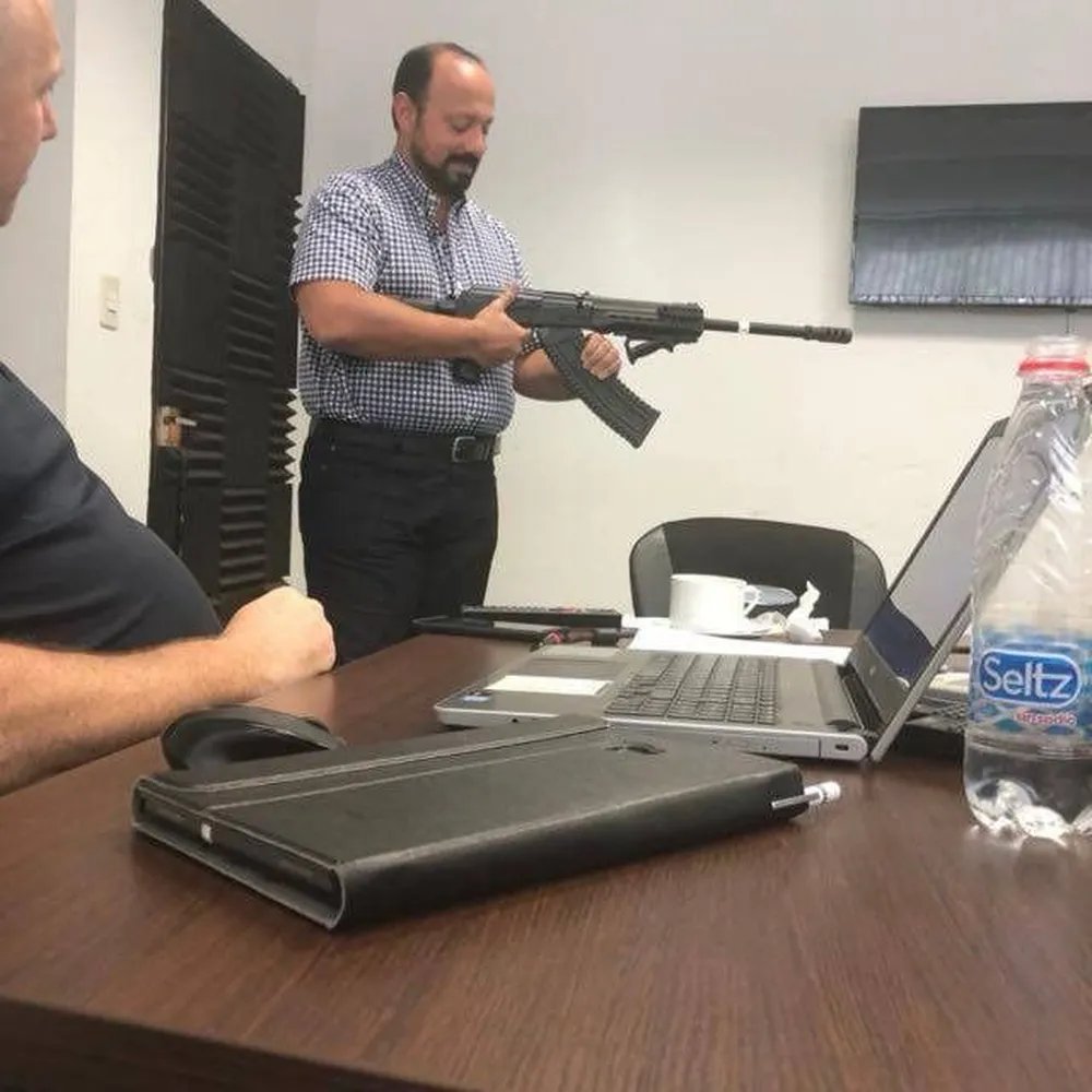 submundodocrime's tweet photo. Maior traficante de armas da América do Sul é alvo de operação da PF do Brasil; cerca de 43 mil armas vendidas para facções brasileiras ao longo dos anos

Diego Hernan Dirísio [foto 1 e 2] é considerado pela PF como o maior traficante de armas da América do Sul.

Diego foi alvo de uma operação da PF hoje. Ele realizava a venda das armas através de sua empresa, a IAS, sediada no Paraguai.

Os armamentos eram fornecidos para facções brasileiras como o PCC e CV.

O esquema rendeu cerca de 1,2 bilhões de reais para os envolvidos.

Diego importava armas e munições da Europa, sobretudo do Leste Europeu; Croácia, República Tcheca e Eslovênia, além da Turquia.

A investigação começuo em 2020, quando pistolas e munições foram apreendidas em Vitória da Conquista, na Bahia.

67 outras apreensões foram feitas, totalizando cerca de 659 armas apreendidas nos estados do RS, SC, PR, MS, SP, RJ, MG, ES, BA e CE.

O esquema também utilizava doleiros e empresas de fachada no Paraguai e em Miami, nos EUA.

A IAS importou, segundo investigação, cerca de 7,720 pistolas da Croácia, 2,056 fuzis da República Tcheca, mais de 5 mil rifles, pistolas e revólveres da Turquia e 1,200 pistolas da Eslovênia.

Diego não foi encontrado em sua residência no Paraguai, se tornando foragido desde então.
