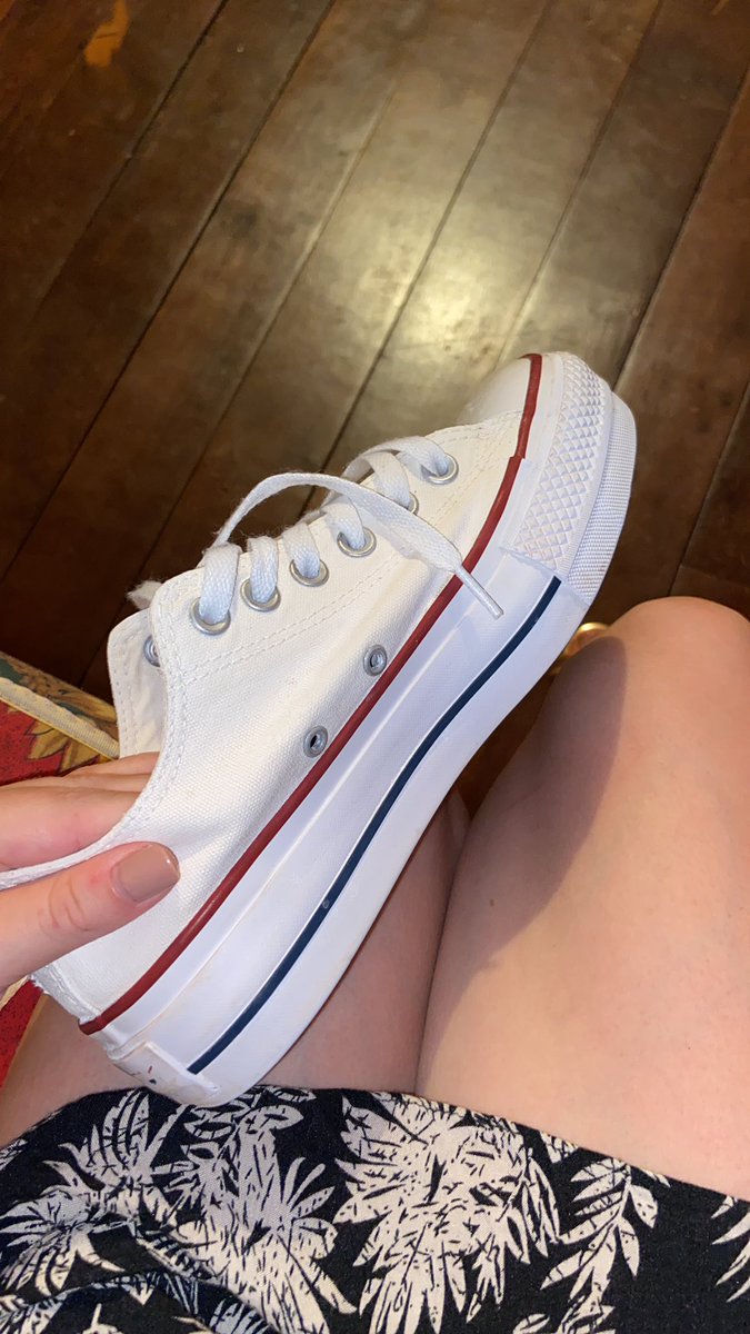 Necesito salir a gritarle a todo el mundo esta receta para limpiar converses blancos que encontré en TikTok.

MIREN NA MI ZAPATU, como nuevo 😭❤️
