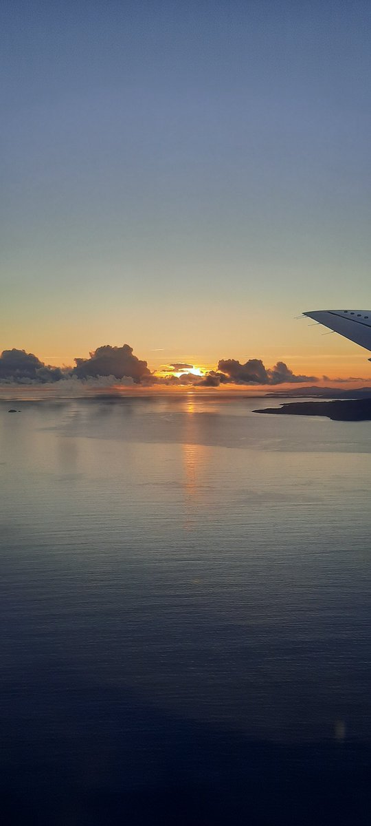 Frances631's tweet image. Eilean Leodhais mo ghraidh...beautiful flight home;  spectacular sunset.
