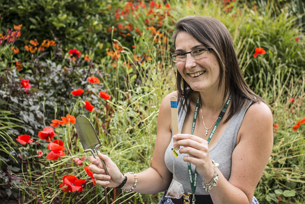 UniofReading's tweet photo. Tea bags helping to predict future changes in climate 🫖

Reading's Dr @SDuddigan is working with scientists across the globe on the Tea Bag Index to better understand soil decomposition rates.

Learn more https://t.co/GH2iG3iCte

#WorldSoilDay @UniRdg_GES https://t.co/sCrG8RnxMD