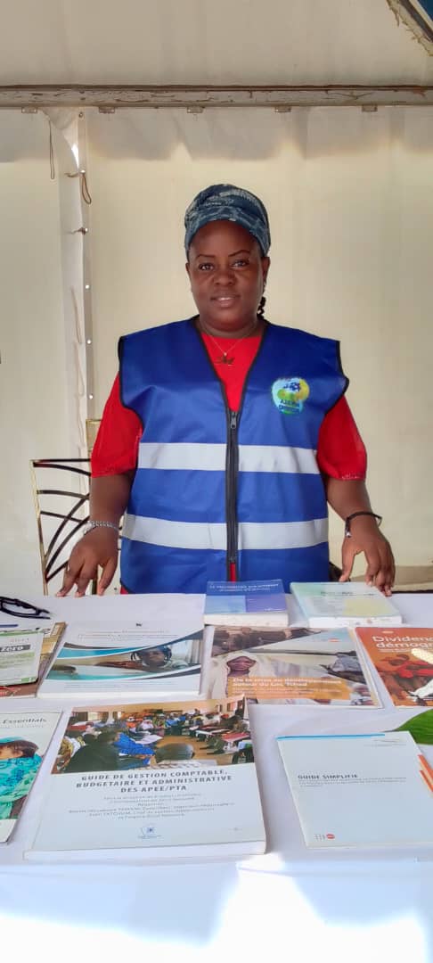 ajevoh's tweet photo. 1/3 Célébration de la 38 ème édition de la Journée Internationale des #Volontaires et des Bénévoles.
@ajevoh et les associations membres de la #PLAVOLCAM exposent leurs savoir-faire & savoir-être lors de la foire-expo du village des volontaires au Cercle Municipal de #Yaoundé. https://t.co/QpOhDRkd5d