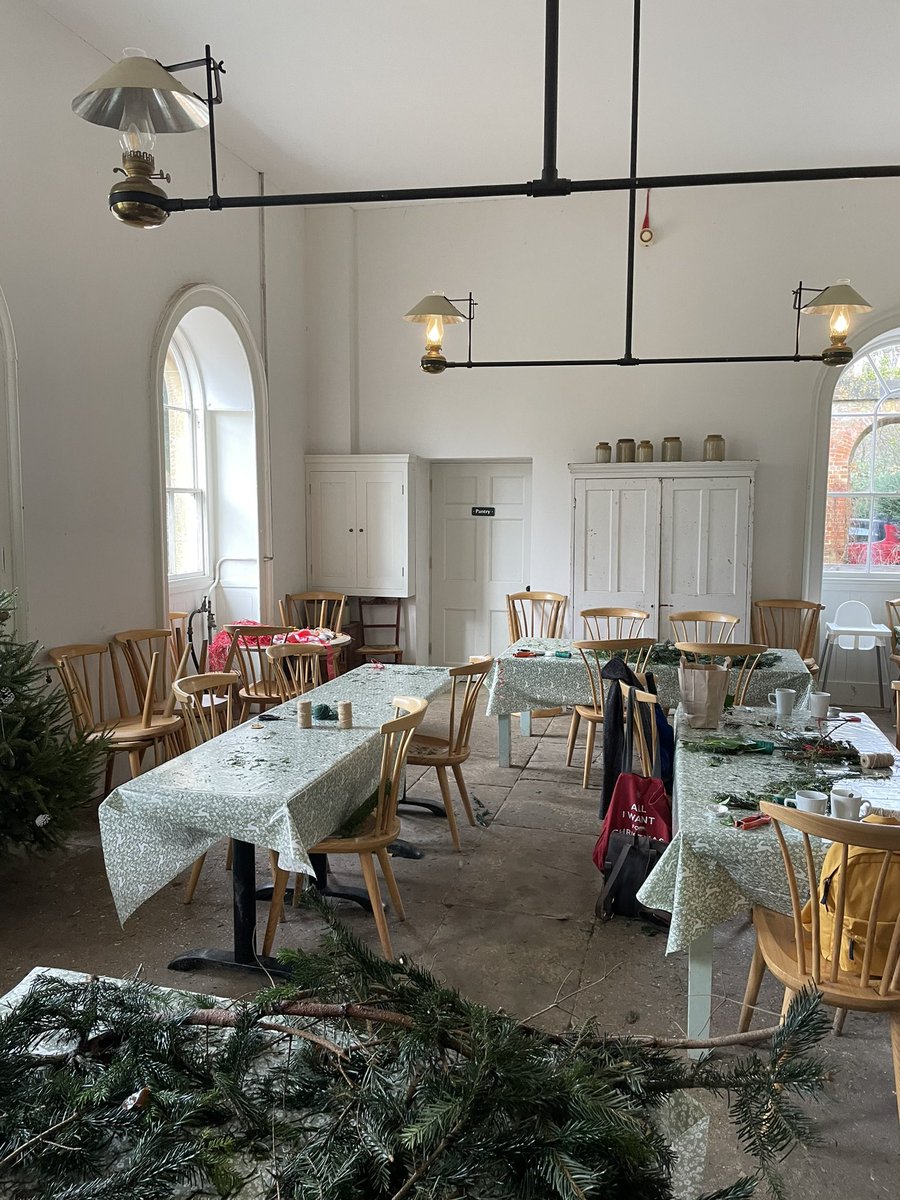 AdamCLines's tweet photo. Got the band back together for a glorious morning @nationaltrust Basildon weaving foliage into a joyous set of wreaths! https://t.co/CWjA0mSk8T