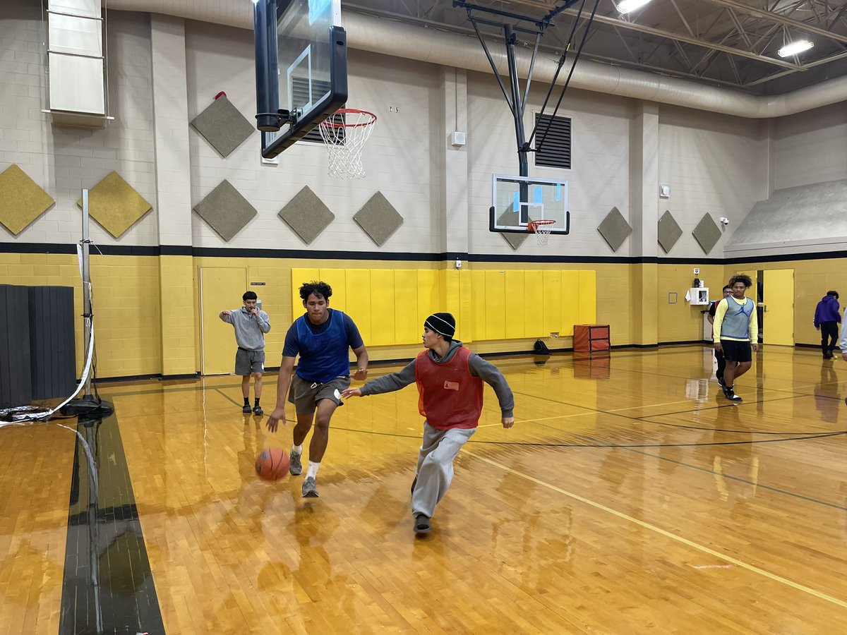 FutureOfficials's tweet photo. @FutureOfficials practicing their basketball referee mechanics at @SprinWoodsHigh! 🏀 #referee #officiate #basketball https://t.co/yed7xnCpo8