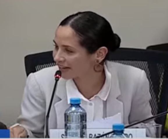 qsvt_peru's tweet image. 👇🏾#SigridBazán en la Comisión de Fiscalización dice q una fiscal cuestionada no puede seguir en el cargo, pero ella sigue como congresista a pesar q nunca aclaró los montos con q pago su departamento luego q se contradijera reiteradamente donde involucro hasta a su jubilado padre