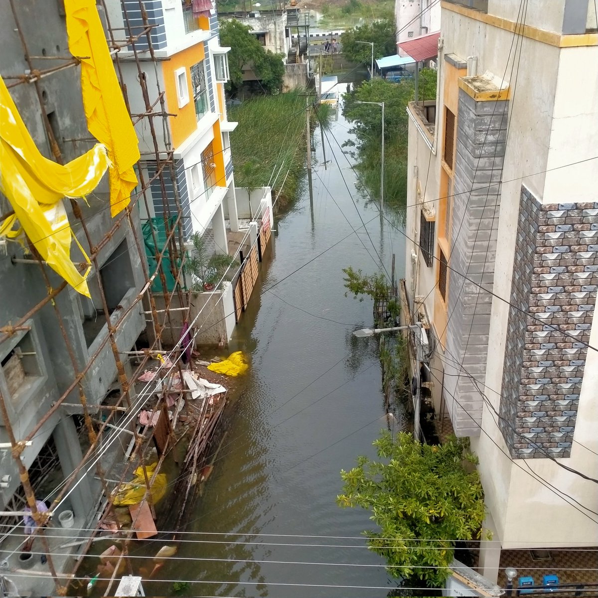 JMhdmubarak's tweet photo. @chennaiweather Thoraipakkam subbarayan Nagar and PVS NAGAR SECOND MAIN ROAD , Back side J9 police station, Jain College.

No electricity
No tower
No necessities provided by Government
No communication

Just resumed the tower and posting these pics , please help.#chennaifloods https://t.co/I0qrEb7Y9Y