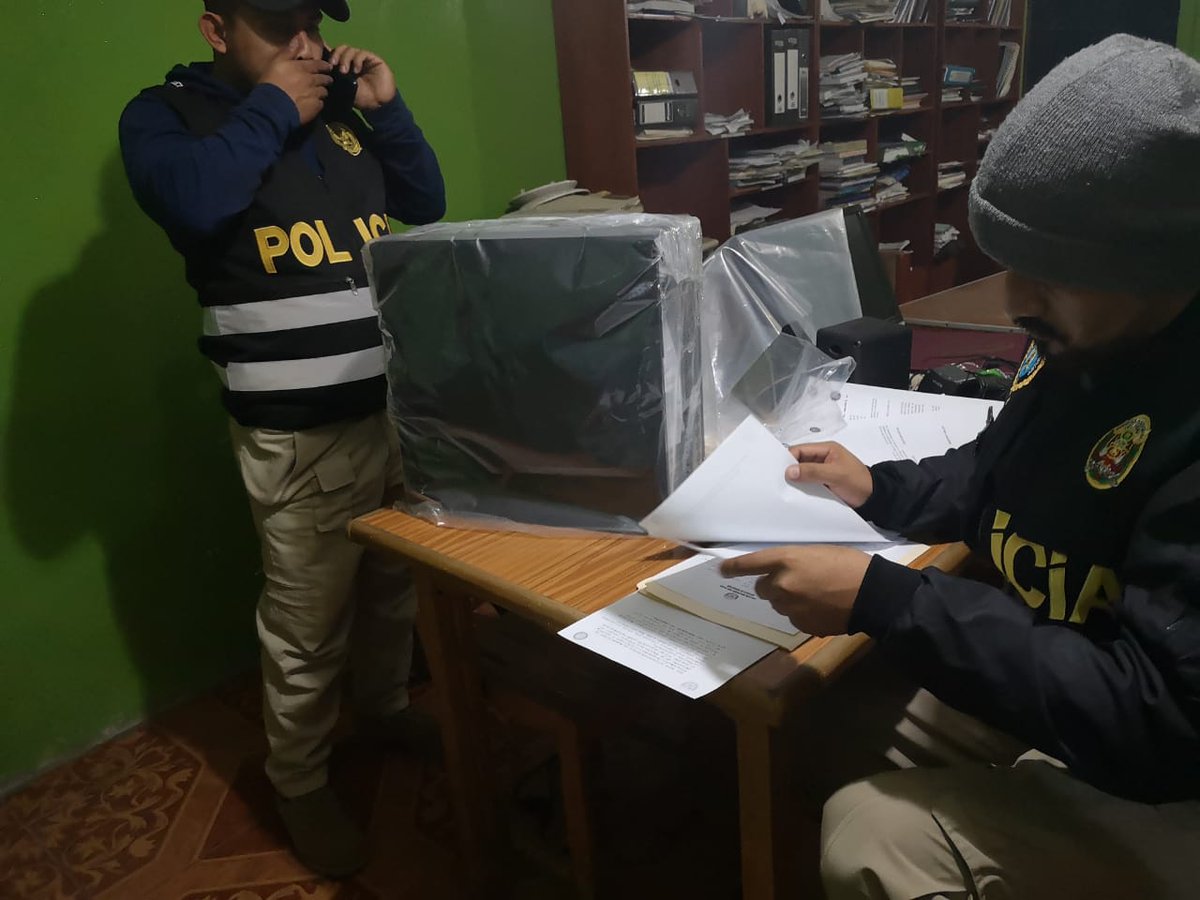 SofiaLopezLl's tweet photo. #AHORA La Fiscalía allana 30 inmuebles en Ica, Lima y Áncash, por el caso de una presunta organización criminal denominada "Los Intocables de Agrorural" que comprende a Gladys Almandoz Villanueva, cuñada del premier Alberto Otárola. https://t.co/UThZleFznL