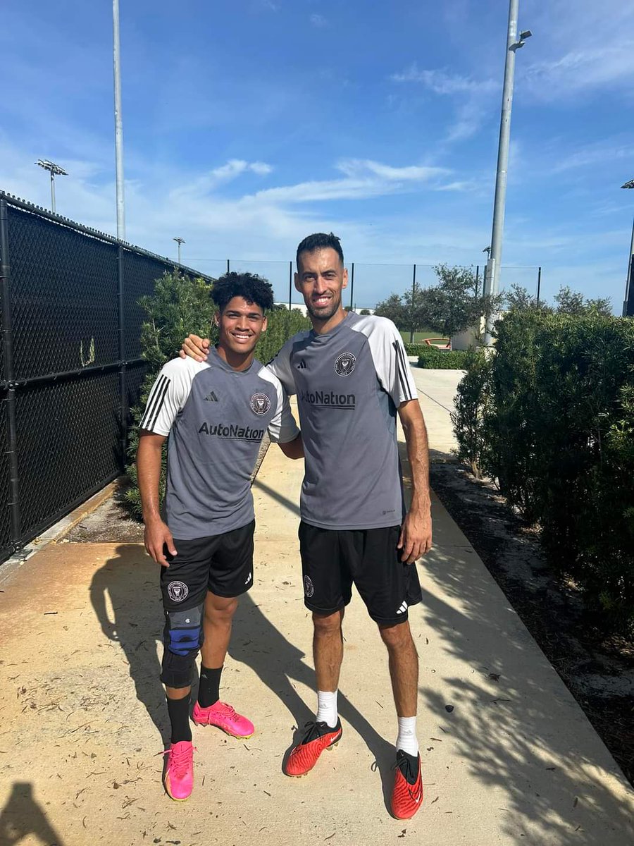 ramirez_tapanes's tweet photo. Sergio Busquet le pidió una foto a su ídolo Dairon Reyes. Si no estabas ahí, no opines. https://t.co/HzJeyp6DKA