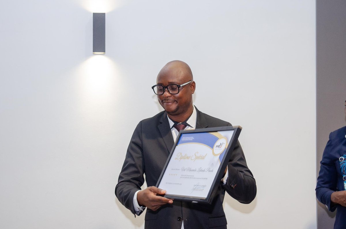 padmpme's tweet photo. Profitant de la cérémonie de remise du #PrixUbora organisée ce mardi 5 décembre à @SilikinVillage à Kinshasa, le Coordonnateur national a remis un diplôme spécial à Val Masamba Lulendo Panda, PDG de I&F Entrepreneuriat en reconnaissance de sa participation à la réussite des activités du du #PADMPME.
Joël Tembo Vwira avait reçu le même diplôme le week-end dernier à Goma.
Ces deux experts ont été au coeur de la mise en oeuvre des concours des plans d'affaires (#COPA), un programme d'accompagnement de PME établies et des jeunes entrepreneurs organisé avec l'appui technique et financier de la @Banquemondiale.
@VMasamba @BunkuluYves @JeunesseCN_RDC @financesrdc @Com_mediasRDC @
@joeltembov