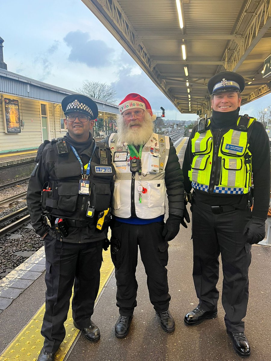 We're getting ready for the holiday season while out on our patrols.

Tonight our officers met a very festive member of @SouthernRailUK staff at #SouthCroydon Station.

If you need to contact us on your journey you can discreetly #TextBTP on 61016 (always call 999 in emergencies)