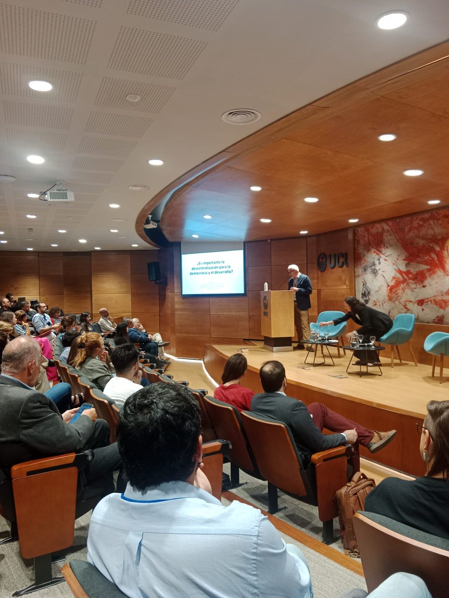 AUCiP's tweet photo. 👉 Comenzó la Conferencia ¿Es importante la descentralización para la democracia y el desarrollo? 
👥@Kent_Eaton - University of California.
Modera @RosarioQueirolo @UCUoficial
#8vocongresoaucip https://t.co/7rBvYmu9Ke