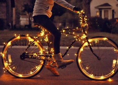 Rdv fixé pour un Départ Samedi 9 décembre à 17h devant la piscine de Chevreuse. Vous pouvez rejoindre le groupe à 17h15 à la gare RER de St Rémy
Pensez à équiper vos vélos de lumières (lampes frontales, guirlandes lumineuses …) et de clochettes, sonnettes et carillons ..