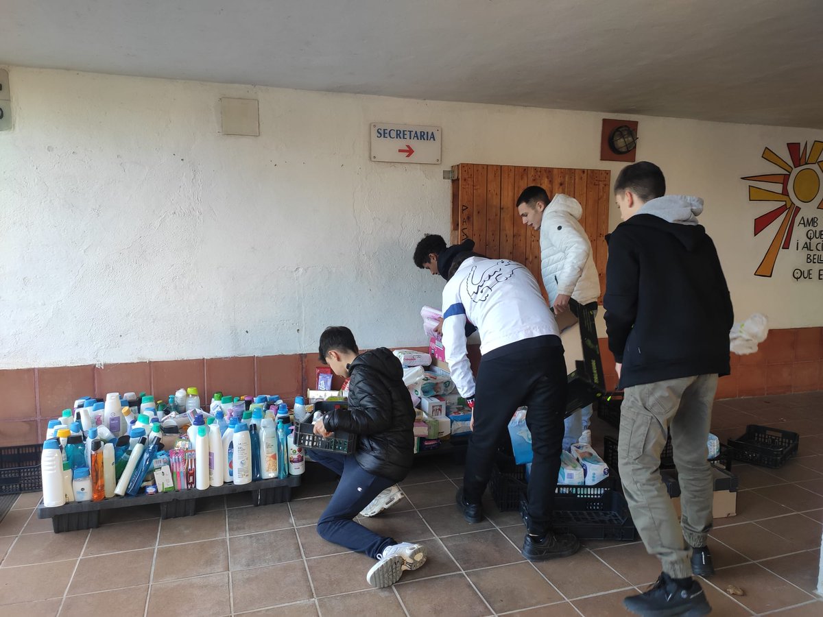 Avui hem fet entrega de les donacions que han fet les famílies de l'escola. Compartir amb Càritas és estendre la generositat a la nostra realitat social més propera. Gràcies a tots per fer-ho possible!