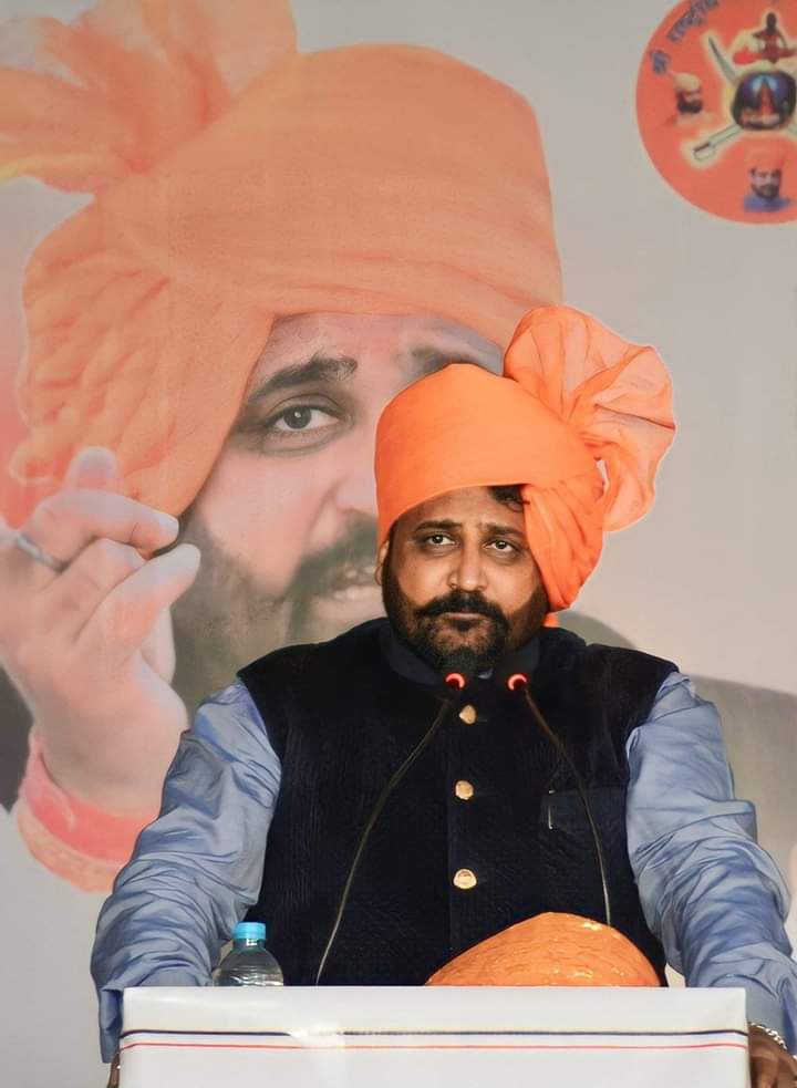 Rahulpratap4bjp's tweet photo. आज समाज चुप रहा तो कल आपके लिए कोई संगठन बनाकर जान देने की रिस्क नही लेगा।
इस बात को जिस भी तरीके से समझना चाहते हैं समझ लीजिए लेकिन समझनी जरूरी है।
वैसे भी हमारे पास ज्यादा कुछ संस्थाए बची नही हैं जो लड़ सके 🙏🙏 💔
#JusticeForSukhdev
@3no_hostel @Shri_PF https://t.co/lvsPomuRgw
