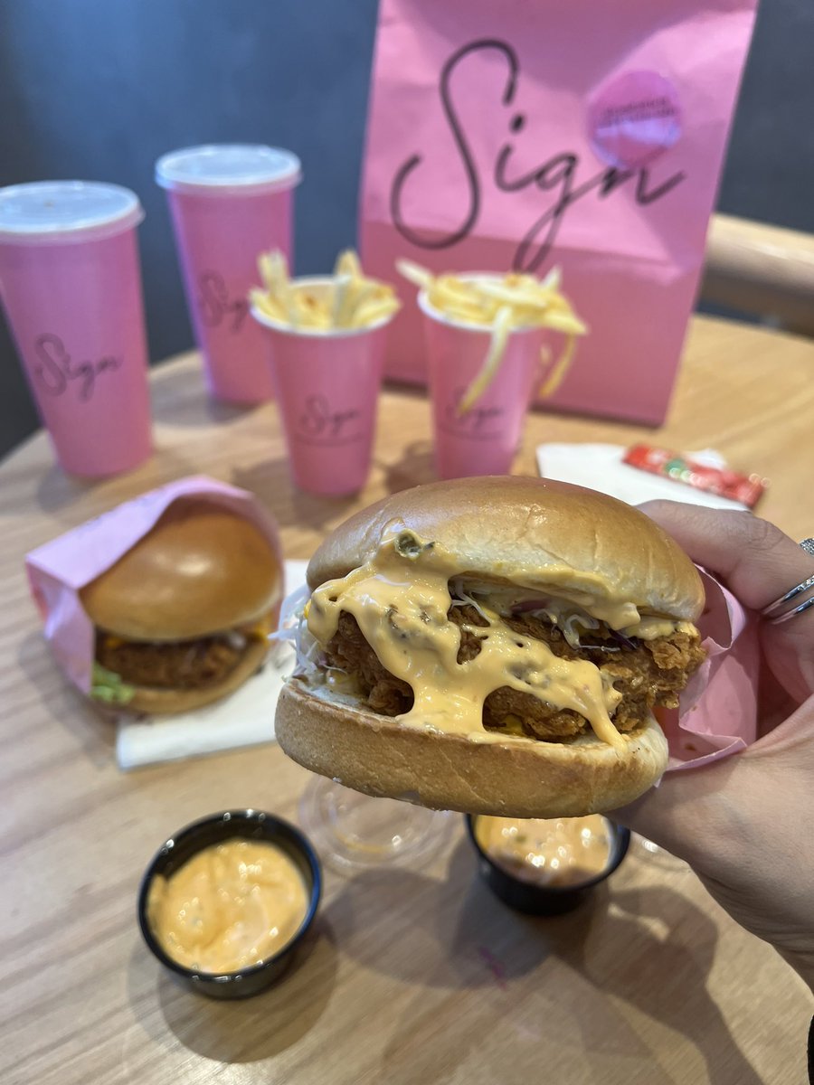 farfara444's tweet photo. ساين | Sign 🍔

من البراند المحلي الي مميزين بالجودة و الطعم و السعر المناسب وجبة كاملة بـ 24 ريال .. 🔥
طلبي برجر دجاج سبايسي الفاخر آلي يميزهـ انك تقدر تتلذذ بالطعم و النكهة بدرجة حرارة موزونة ..
و أيضا لا يهون البطاطس الطازج لذيذ و ماتكتمل وجبتك الا مع صوص ساين الرهيب .. 👍😍
*اعلان
