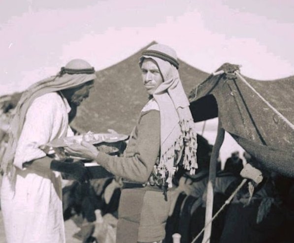(من كرماء العرب ).   1
 الشيخ عمرالملقب بـــ اباالخساير اجتمعت به الفروسية والكرم ولكن الكرم اشتهر به اكثر
وقد لقب بـ ابالخساير بسبب كرمه وهوعمر البجيدي العنزي انجب هذا الرجل 7 بنات
وله من الاولاد 4 . لكن 7 البنات كل بنت انجبت شيخ