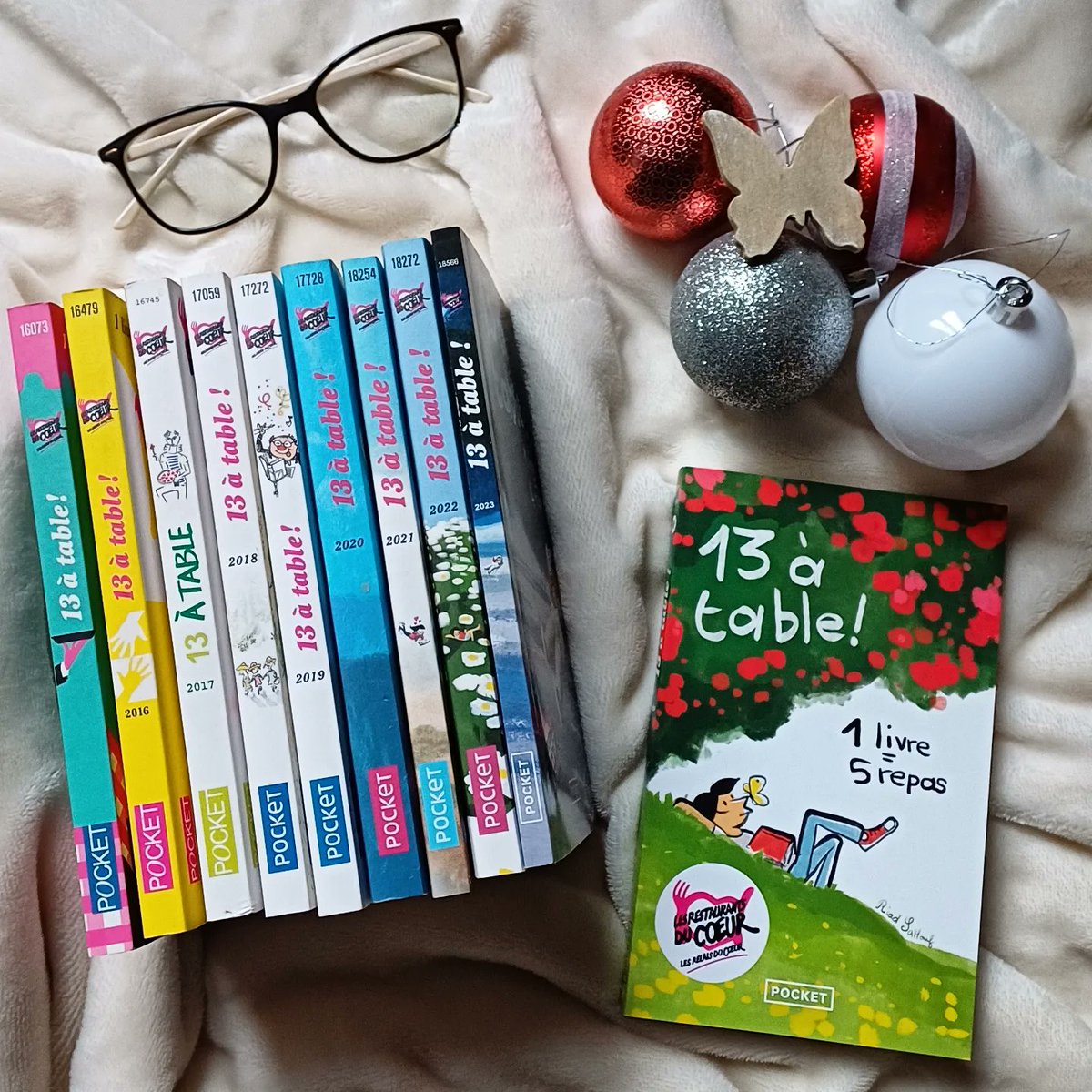 Laurielucasblog's tweet photo. Un petit nouveau dans ma pile à lire !
"13 à table ! - 2023".
Regardez-le prendre la pose avec les 9 autres. 😍😁
1 livre = 5 repas.
#recueildenouvelles #mardiconseil #13atable @Pocket_Editions @restosducoeur https://t.co/f8W8hnIdPo