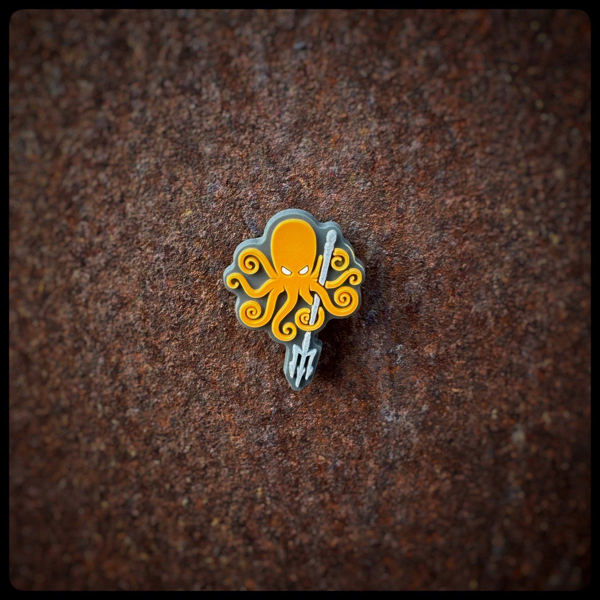 PDWLife's tweet photo. His EDC of choice is a trident.
SPD Kraken Trident v3 Cat Eye hits the site tomorrow.
#prometheusdesignwerx #releasethekraken #specialprojectsdivision #cateye #hookandloop #pvcpatch #moralepatch #adventuregear #cryptozoology #seetheworld #pdw4life https://t.co/vqjHEmXzax
