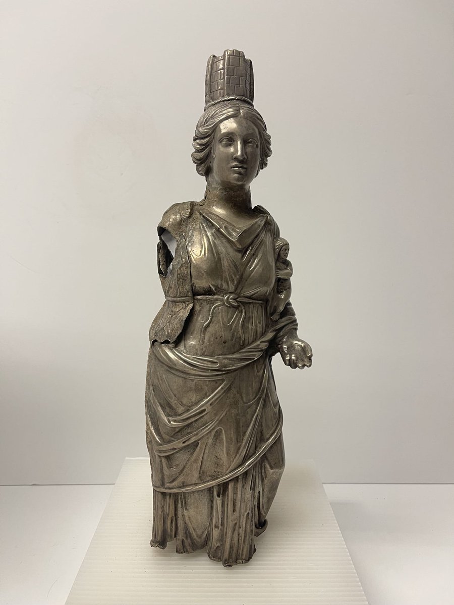 Gururluyuz!

Ülkemizden yasa dışı yollarla çıkarılmış bir grup eserimizi daha New York'da bulunan Türk Evi'nde teslim aldık. 

Manhattan Bölge Savcılığı ve İç Güvenlik Soruşturma Birimi ile gerçekleştirdiğimiz başarılı çalışmalar sonucunda bronz başlar, büst ve gümüş