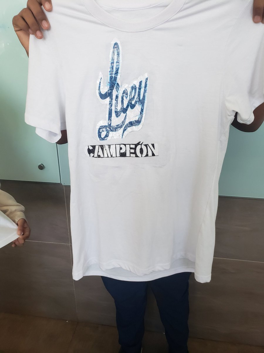 francis_n19's tweet image. Estamos dando diseño textil en 4to de Secundaria y mis alumnos #Elio y #Dionny con estos trabajos. 
#Estampados
#DIY