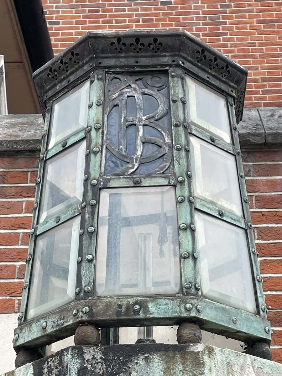 LoveBattersea1's tweet photo. @peter_graham @humantravl @NorthcoteTories @wandbc Noted, thanks for this further reply. Very concerned about the future of #BatterseaLibrary now - it’s a precious part of our heritage and the old reference Library within it is full of old carvings inside & out, with Battersea emblems including 🐝🐝🐝 https://t.co/xne2ymMuDY