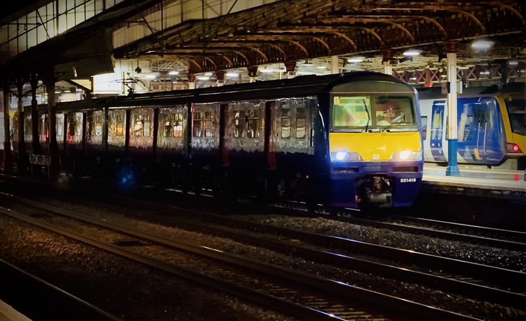 New @RailVaramis Unit 321419 through P5 at Crewe on 1Z07 Mossend Down Yard to Birmingham International 📸 5/12/23 #Class321 #DustyBin #RailwayPhotography #RailwayTwitter #TrainPhotography #NighttimePhotography #VaramisRail #Crewe @VaramisBHI