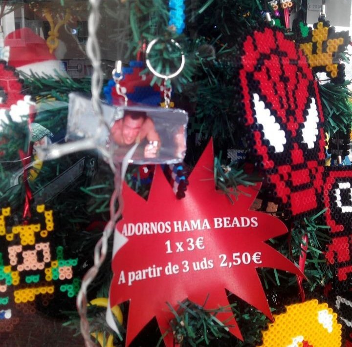 Francisco_I_L's tweet photo. @ThePhantomastic @ColmenaGomez Que os parece el homenaje visto en este árbol de navidad tan curioso y Friki. @alkapixels https://t.co/gol21TeWPU