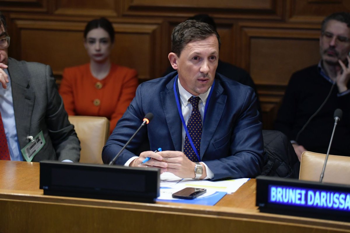 🤝 Panel speakers, reflecting on transformative peace education at @rondinenobel event:

🎙Franco Vaccari, Rondine President 
🎙Nnaemeka Eke-okocha, @rondinenobel student
🎙Giulia Tariello &amp; Lukas Svana, <a href="/EUatUN/">🇪🇺EU at UN-NY</a> Youth 
🎙Alessandro Girola, #UNAOC 
🎙Youssef Aroog, #UNAOCyouth