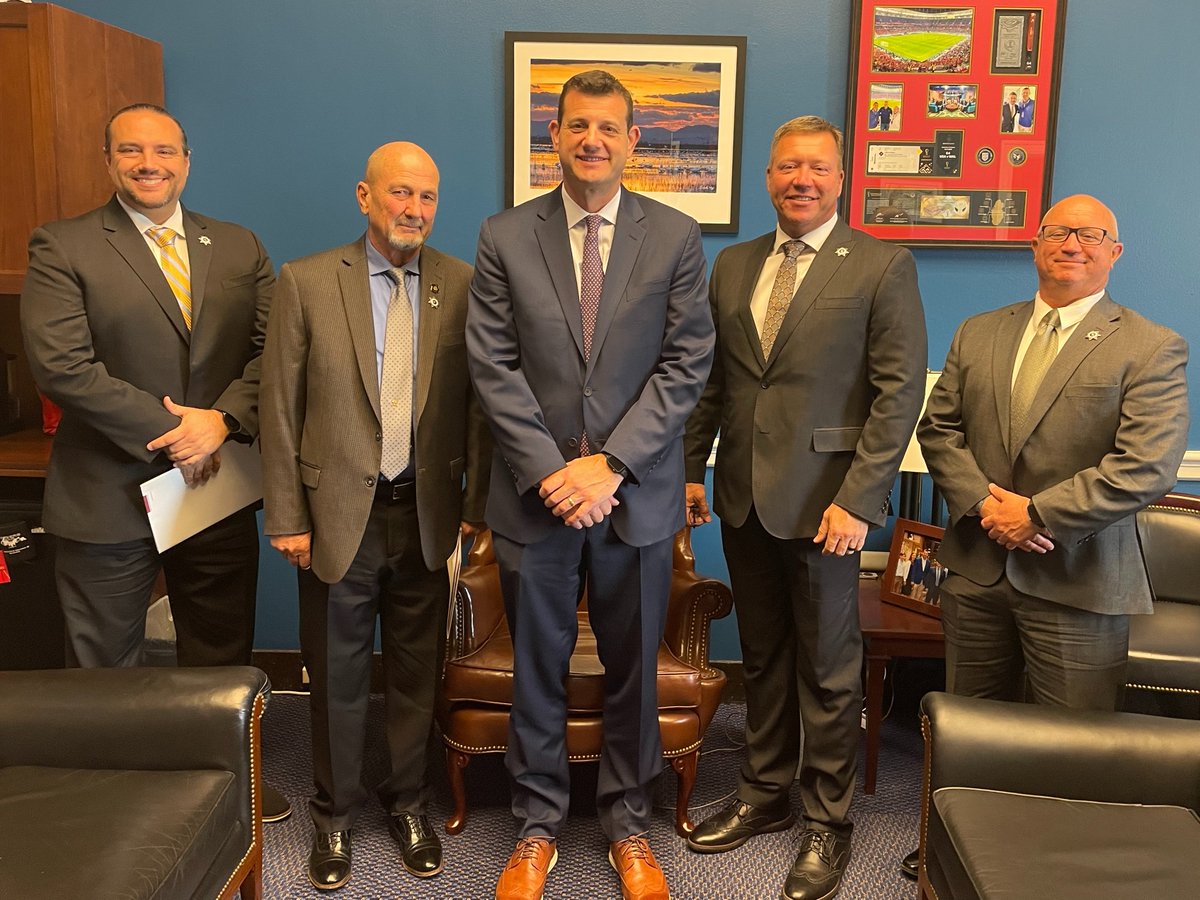 PORACalifornia's tweet photo. Met this morning with Congressman @dgvaladao to discuss recruitment and retention issues 👮, child care 👶, the Medicare gap ❤️‍🩹, and addressing organized retail crime 🚔. Pleased to be working together to tackle these critical issues! #PORACinDC https://t.co/hzcoIfDNHa