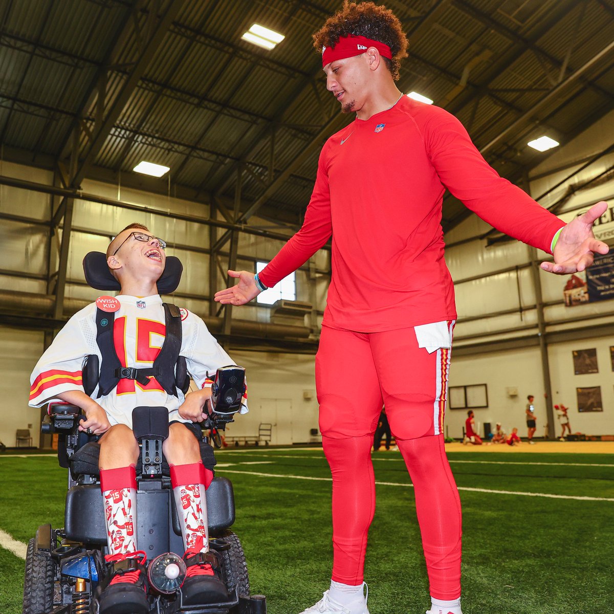 Chiefs's tweet image. An amazing player and an even better person ❤️

RT to vote @PatrickMahomes to win the #WPMOYChallenge!