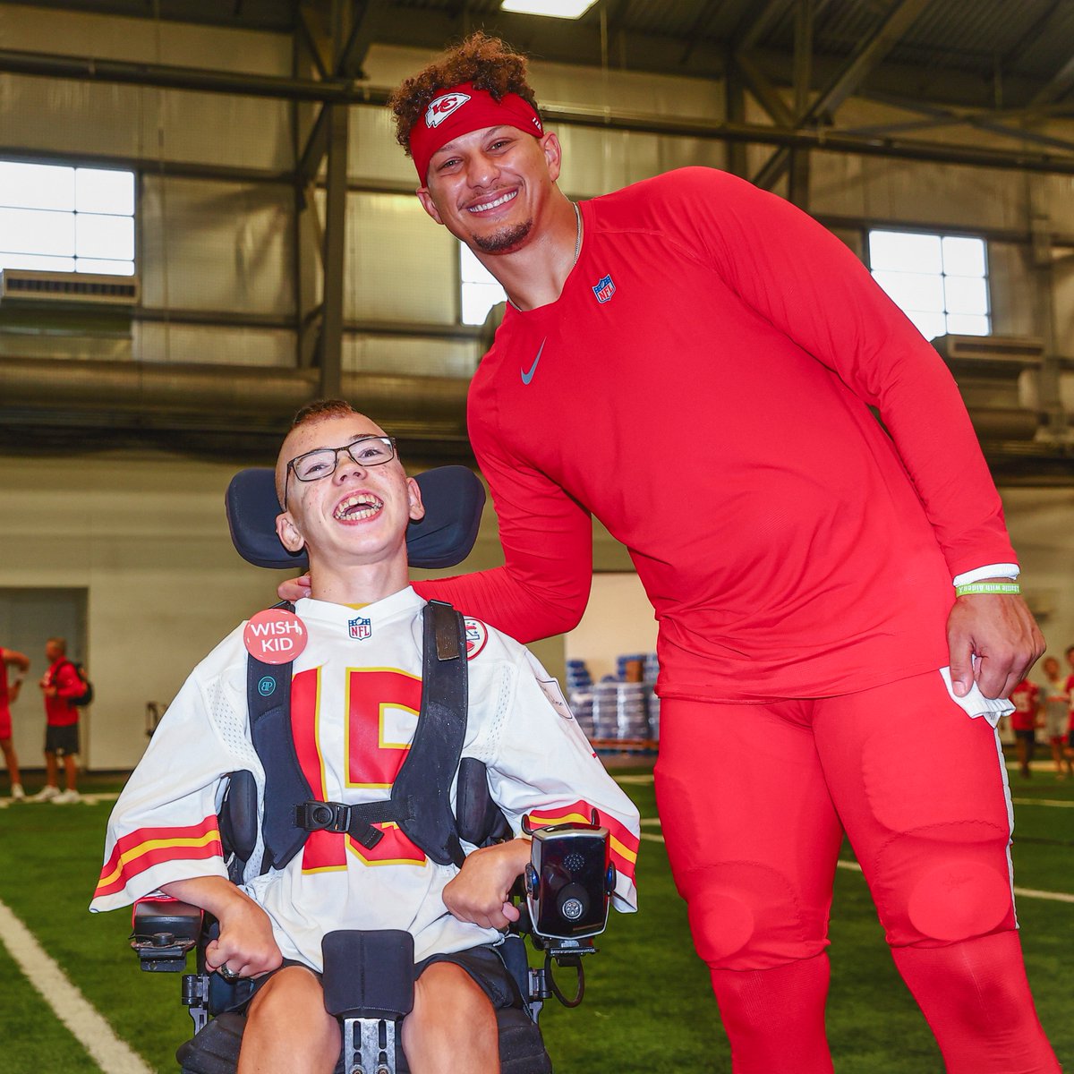 Chiefs's tweet image. An amazing player and an even better person ❤️

RT to vote @PatrickMahomes to win the #WPMOYChallenge!