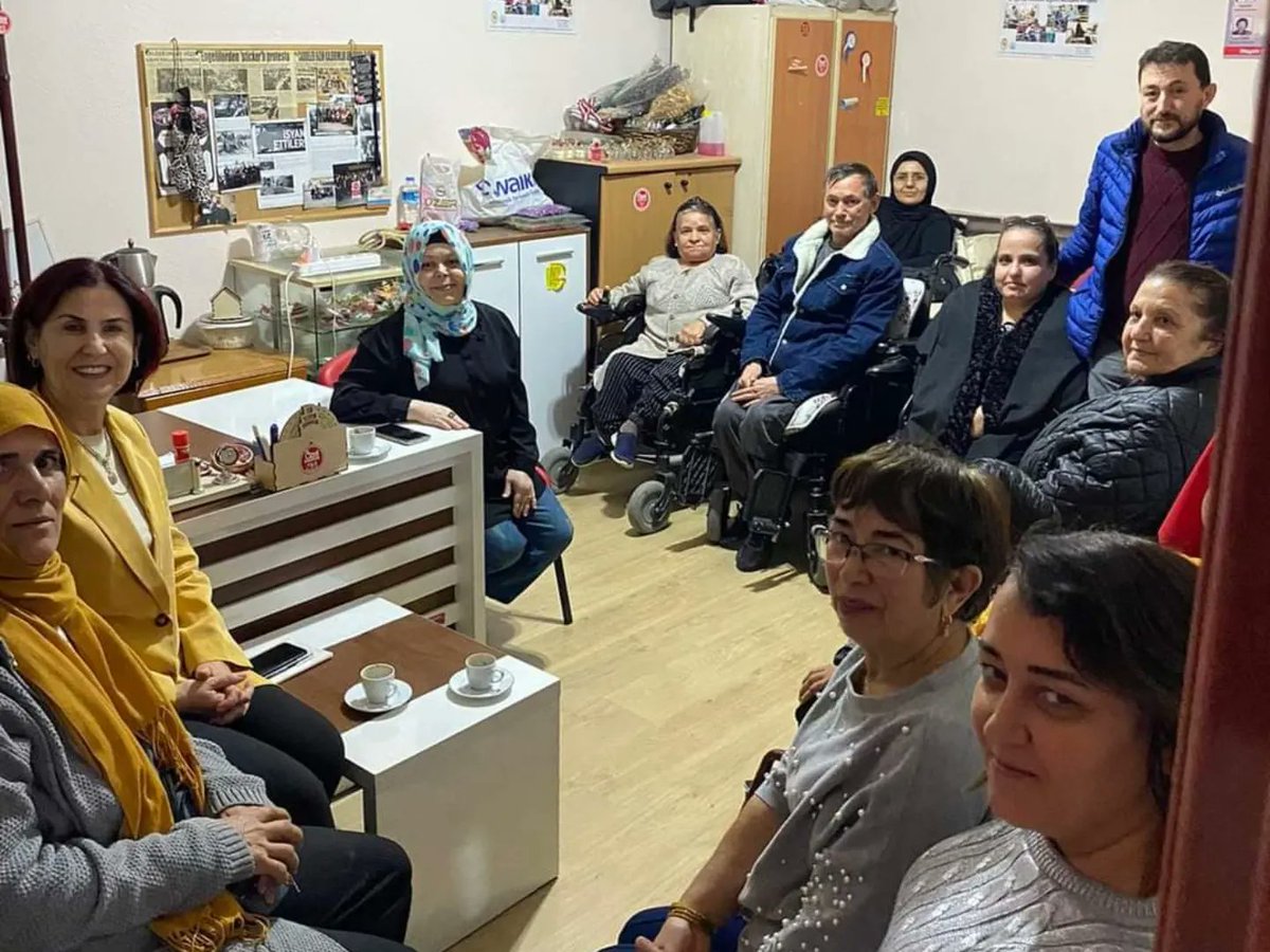 oziadgm's tweet photo. Büyükşehir belediye başkanının değerli eşi Sn. Berrin Zolan hanım derneğimizi ziyarete geldi, derneğimiz ve projelerimiz hakkında bilgiler verdik. Nazik ziyaret için çok teşekkür ederiz. https://t.co/ObGg0qHiFo