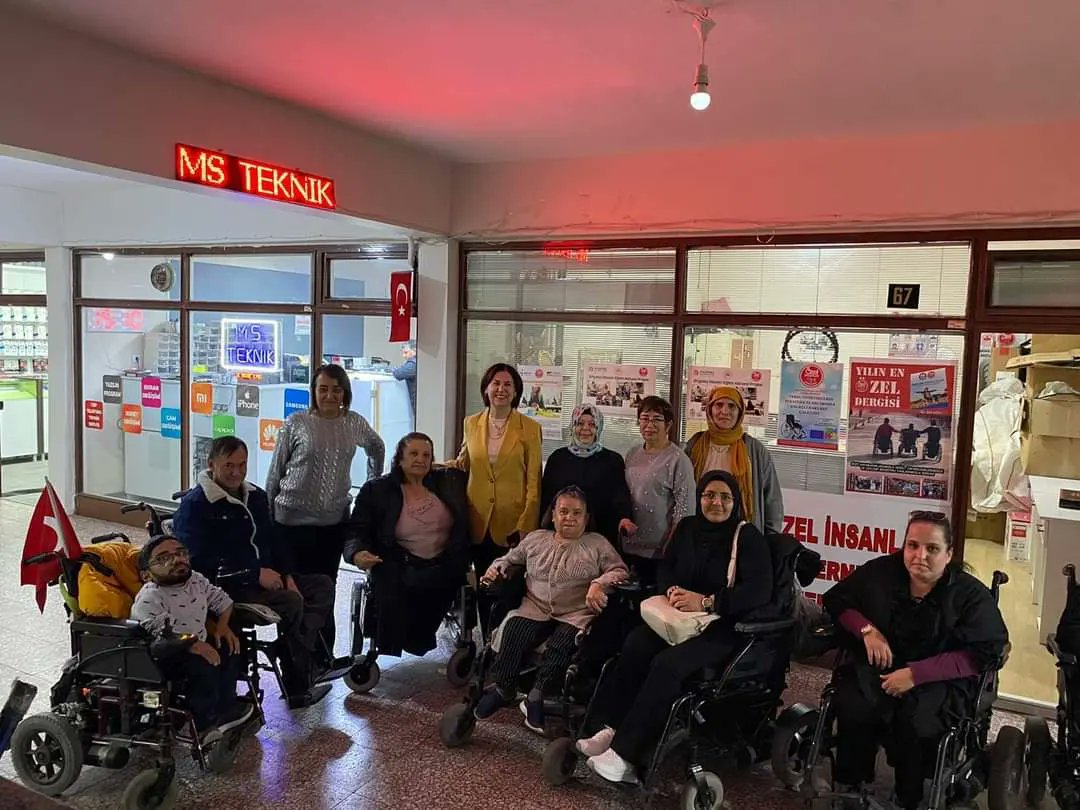 oziadgm's tweet photo. Büyükşehir belediye başkanının değerli eşi Sn. Berrin Zolan hanım derneğimizi ziyarete geldi, derneğimiz ve projelerimiz hakkında bilgiler verdik. Nazik ziyaret için çok teşekkür ederiz. https://t.co/ObGg0qHiFo