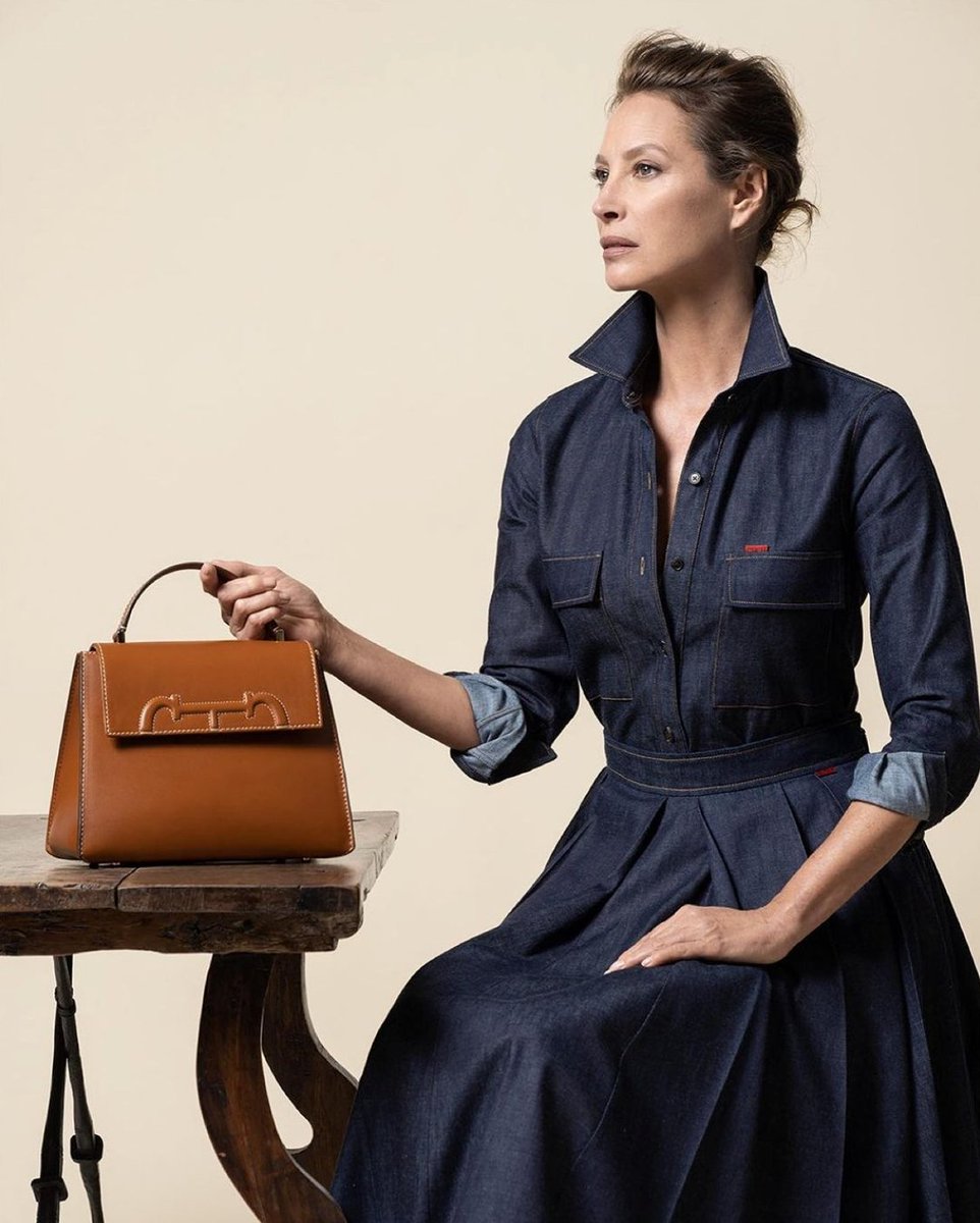 The timelessness and impeccable skill that defines <a href="/carolinaherrera/">Carolina Herrera</a> bags with Christy Turlington. #CHInsignia #LatinGlam
