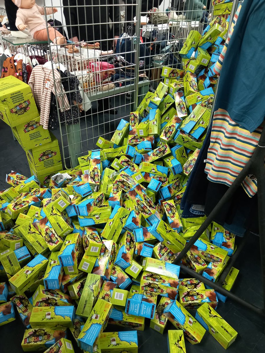declercq_k's tweet photo. mijn mama heeft 1600 pakjes dinosauruskoeken gekregen, dees is hilarisch #snackmasters 
merci 🙏 @VTM https://t.co/sletgo3YLp