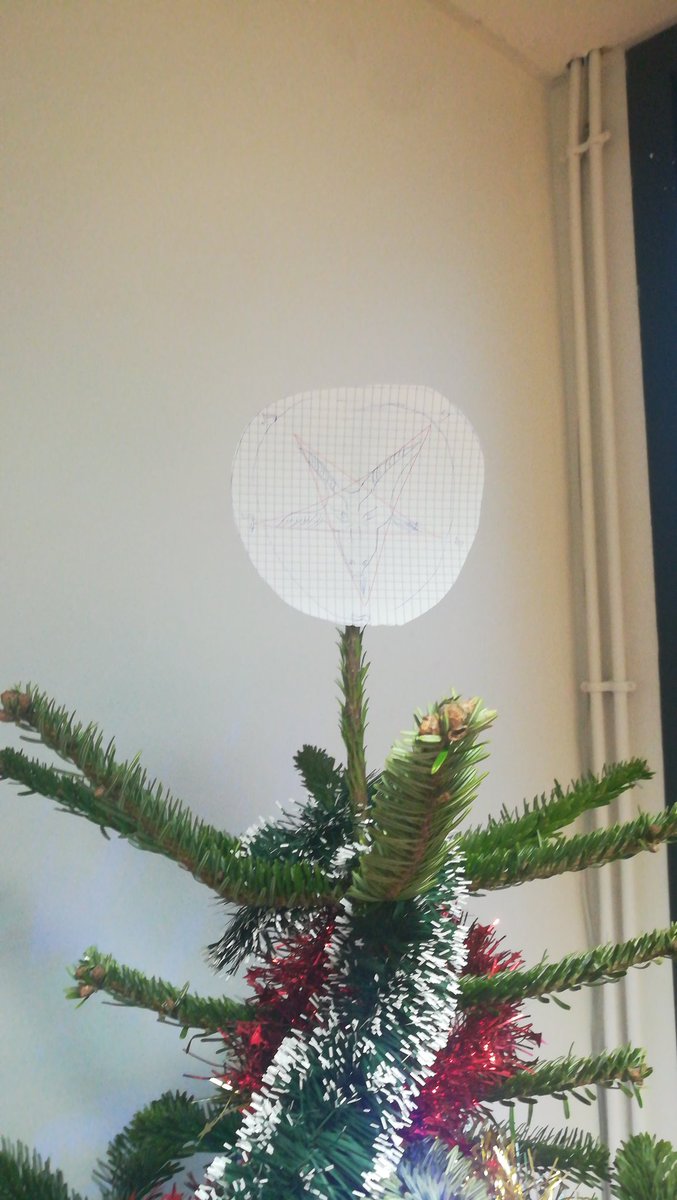 doublechili's tweet photo. En 2019, j'ai fait un pentagramme avec un bouc dedans pour faire office d'étoile en haut du sapin de là où je bossais. Il a été gardé et ressorti tous les ans pour décorer le sapin. C'est mon plus grand accomplissement, plus que mes 2 gosses.

Ndlr : j'ai pas de gosses https://t.co/mZFCTQXo5T