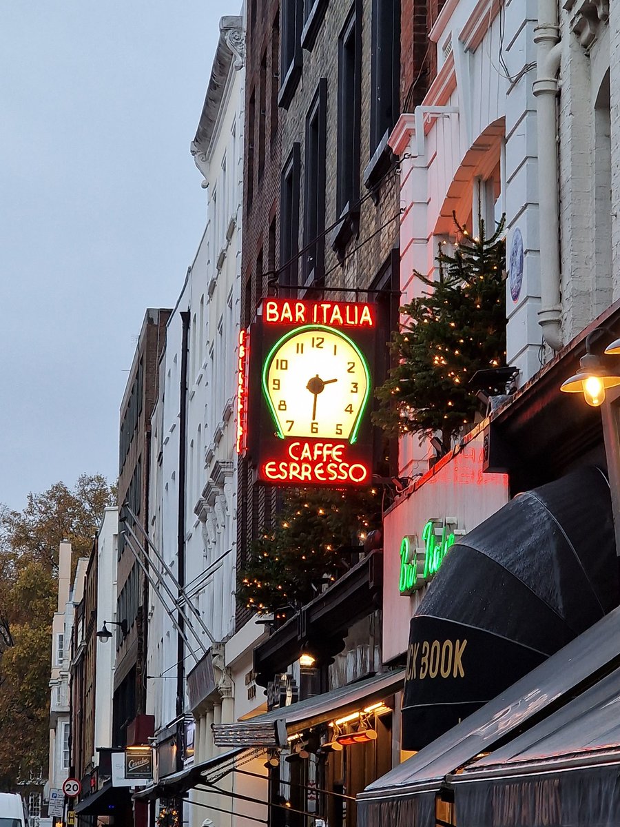 wobblyclark's tweet photo. #WinterWarmer #Beerstorming #SohoTour this man OD of @HiPSToursLDN is a brilliant #London tour guide. What an afternoon ๐ https://t.co/0eEhrVVW7A