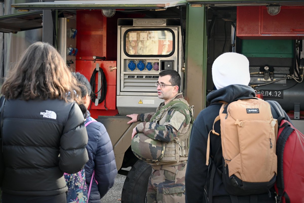 7RMATofficiel's tweet image. Le 7e RMAT accueillait l’IDRAC (@IDRAC_BS) le temps d’un après-midi et participe ainsi au rayonnement de l’@armeedeterre et du #COMMF, et s’inscrit dans le cadre du lien #ArméeNation.
#sensdudevoir 
@Defense_Sud_Est 
@27bim