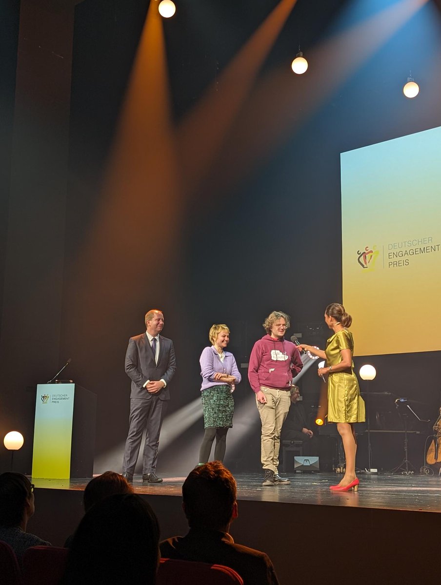 Nicht wegschmeißen, sondern reparieren: Das Café Kaputt bringt Altes wieder auf Vordermann und verknüpft das mit einem inklusiven Ansatz. Für seine herausragende Arbeit erhält das Café den Deutschen #Engagementpreis in der Kategorie "Grenzen überwinden"! Herzlichen Glückwunsch!🏆