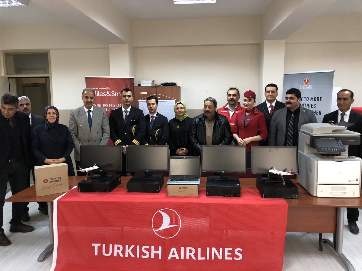 sislimem's tweet photo. İlçemiz, Türk Hava Yolları Kurumsal Sosyal Sorumluluk Birimi ve Şişli Kaymakamlığı iş birliği ile deprem felaketinin vurduğu Malatya ilinde öğrencilerle buluşuldu. İlçe Milli Eğitim Müdürümüz Sevgi Yücel, THY Kurumsal Sosyal Sorumluluk Şefi Nazan Yalçınkaya, +++ https://t.co/Iy8colap7Q