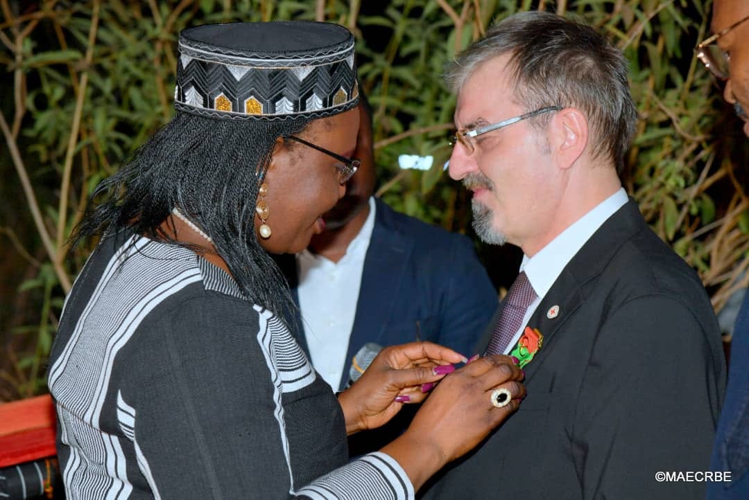 sanfo_zalissa's tweet photo. Le chef de la délégation du @CICR_Afrique #BurkinaFaso @LaurentSaugy a été fait Officier de l’Ordre de l’Etalon. Une distinction pour son engagement à trouver des solutions idoines pour les populations vulnérables dans un contexte de défi sécuritaire et humanitaire.
@BurkinaMae https://t.co/LTZmcBJh7W