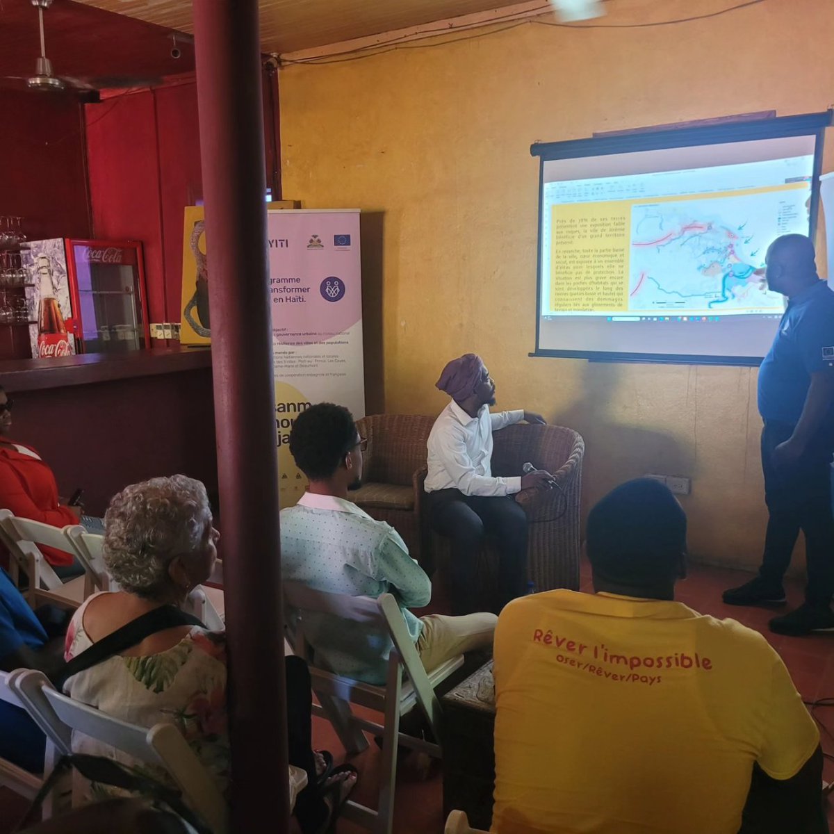 p_urbayiti's tweet photo. L'expert en gouvernance @expertisefrance Jacques Phillipe Mondésir a animé une causerie sur la planification des villes et l'aménagement urbain (#PAEEV) à #Yanvalou le 30 novembre. Cet atelier a été précèdé d'une piécette intitulée " Yon vil pou demen" (la ville de demain). https://t.co/EEI93VLKed
