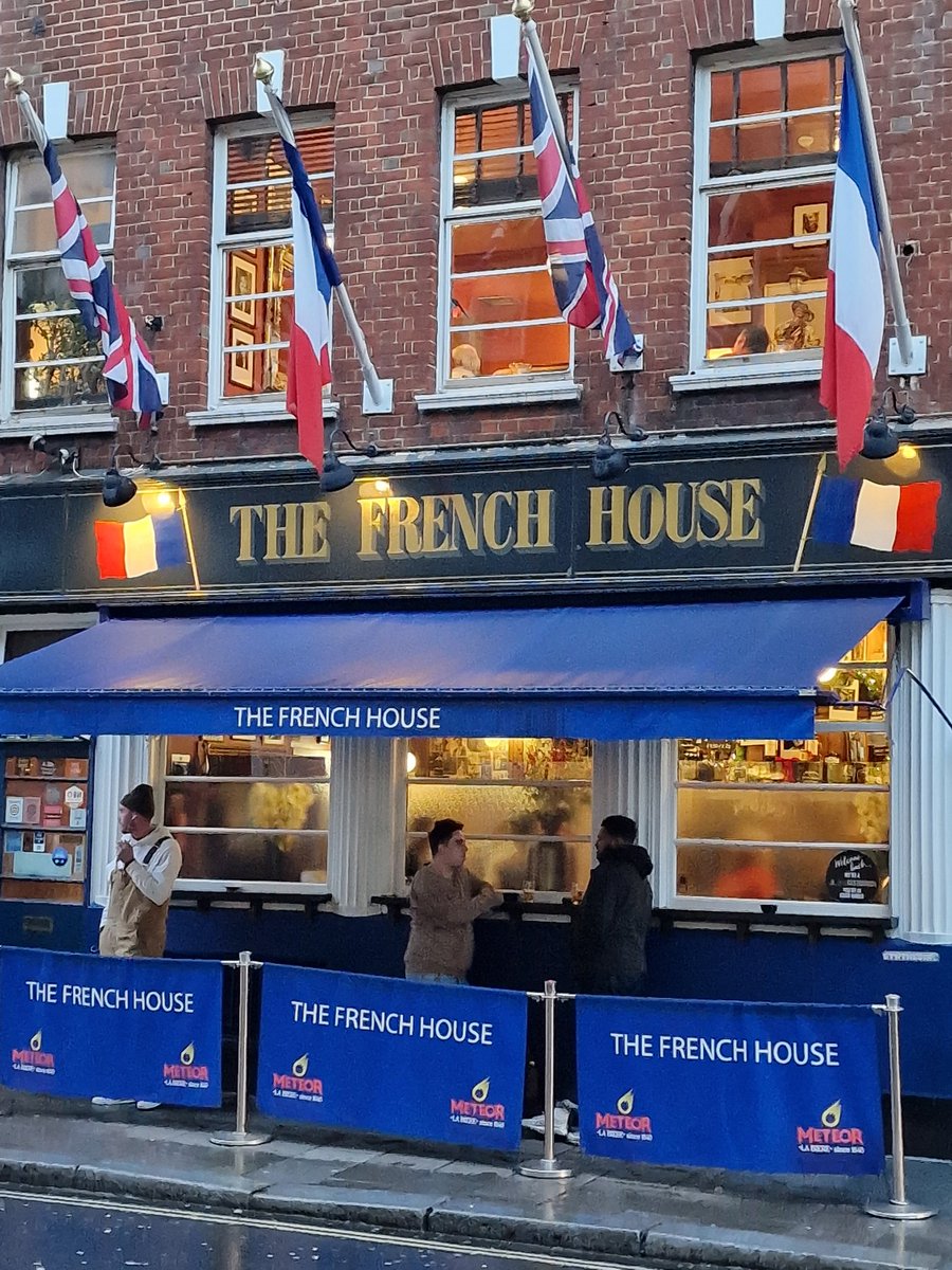 wobblyclark's tweet photo. #WinterWarmer #Beerstorming #SohoTour this man OD of @HiPSToursLDN is a brilliant #London tour guide. What an afternoon ๐ https://t.co/0eEhrVVW7A