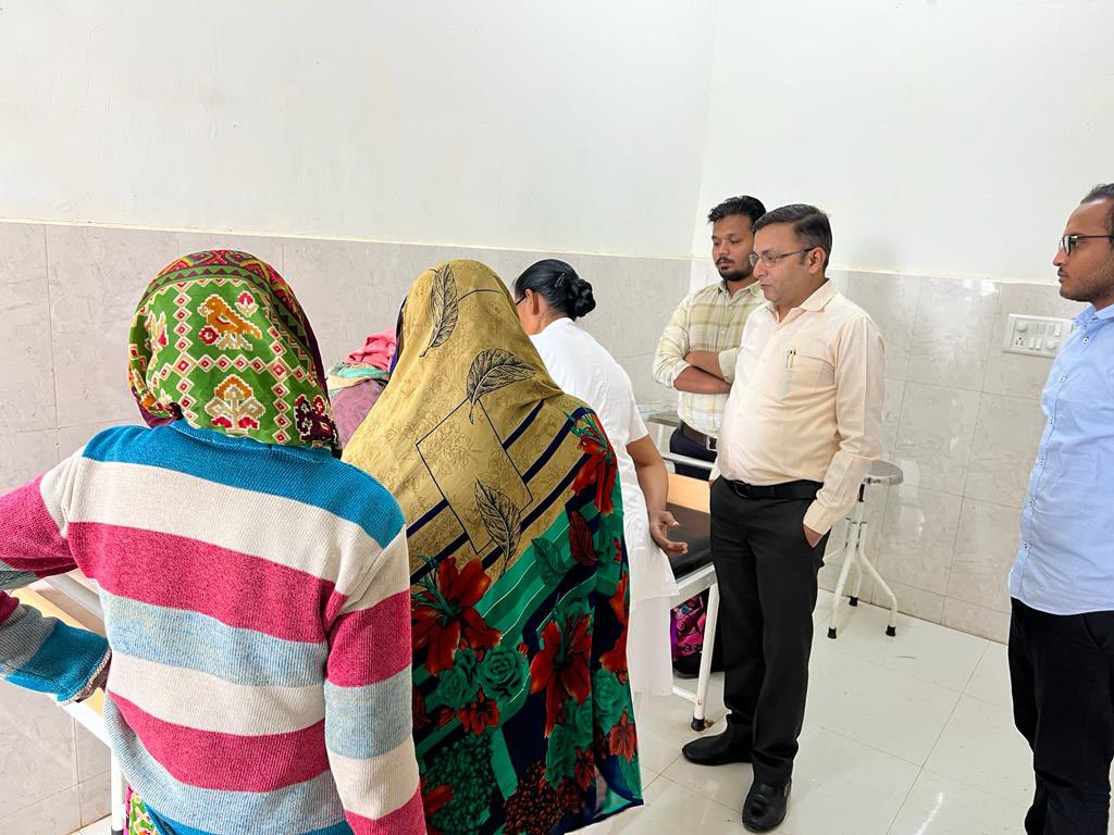 IecArvalli's tweet photo. Respected ADHO Sir visited #ISARI Chc Ta-Meghraj give valuable guidance about improvement in family planning Especially PPIUCD And give councelling to PNC mother about breast feeding. @CollectorArvali @DdoArvalli @CdhoArvalli @jhparmar74 @NHMGujarat @GujHFWDept https://t.co/A3cndwemoY